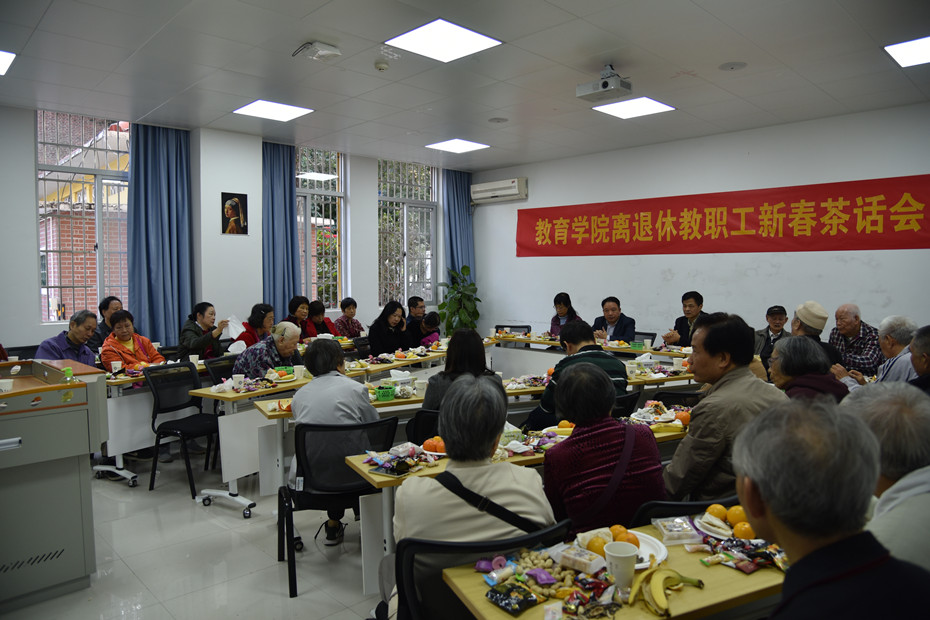 成人在线
举办2019年离退休教职工新春茶话会.jpg
